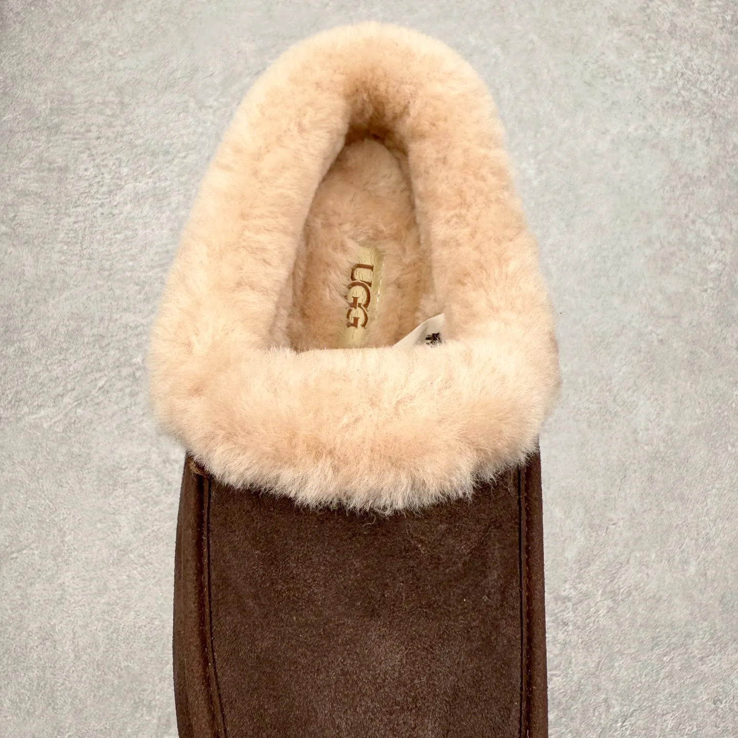 💰480 UGG 1391 Autumn and winter sheepskin and fur integrated snow boots. All shoes are made of ZP same factory. Longfeng A-grade Australian imported sheepskin and fur integrated brand OEM production line. Fully follow the ZP process. OEM original pattern maker. Adhering to the principle of no original shoes and no development selection. Pay attention to every detail. The most authentic TREADLITE "light wing" technology outsole on the market. Lightweight/durable/flexible/pile type [solemn after-sales commitment] If there are major quality problems such as degumming/broken bottom within one month, we will directly replace it with a new one for you! Size: 35 36 37 38 39 40